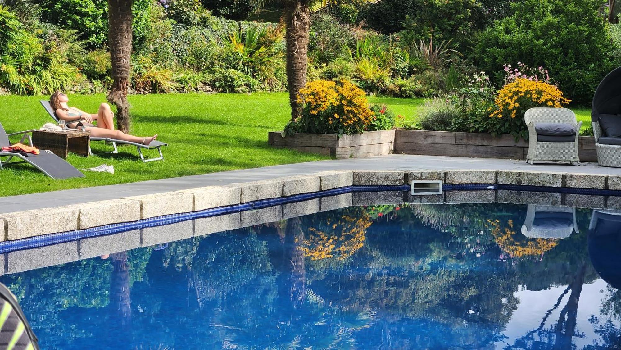 Red River Stables - Peaceful, Beautiful Grounds, Swimming Pool, Central Location For West Cornwall 캠본 외부 사진