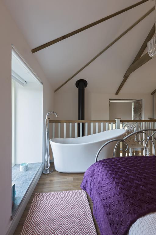 Red River Stables - Peaceful, Beautiful Grounds, Swimming Pool, Central Location For West Cornwall 캠본 외부 사진